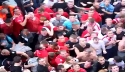 Les joueurs jettent leur maillot dans la foule du haut de l'Hôtel de Ville de Mons