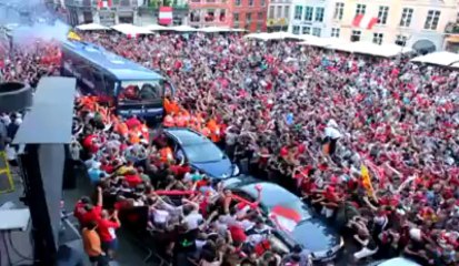 Mons: apparition du car des joueurs du RAEC sur la Grand-Place