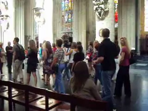 Les touristes étrangers dans l'église saints michel et gudule