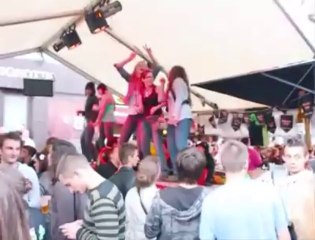 Ambiance sur le Marché aux Herbes durant le Doudou