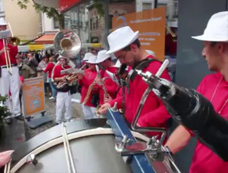 La fanfare du Doudou reprend "Beat It" de Michael Jackson