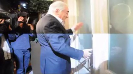 DSK enfermé en dehors de chez lui