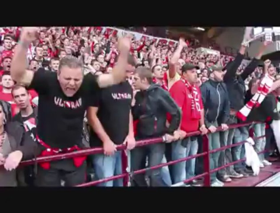 Ambiance au sein de la tribune des supporters durant le match Mons-Standard