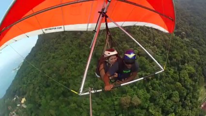 Asa delta laranja voando no Rio