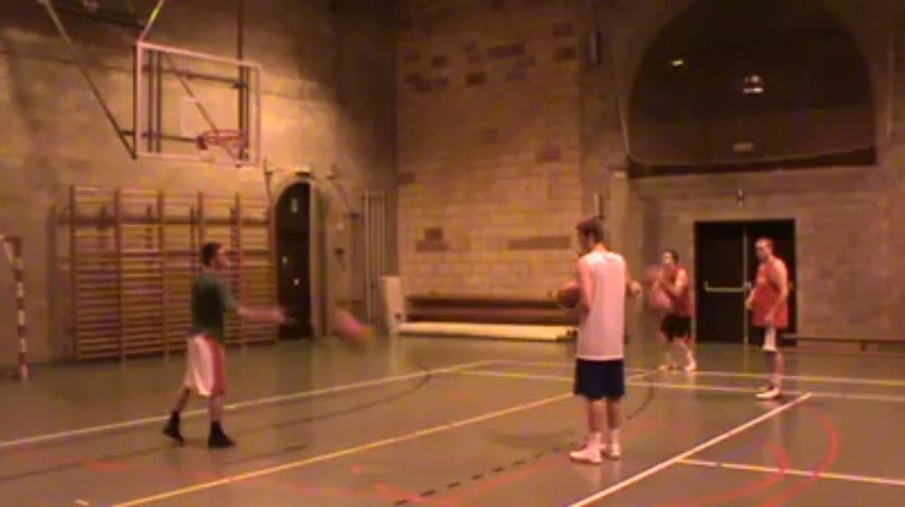 Maxime Petit marque 6 paniers à 3 points en une minute via la planche!