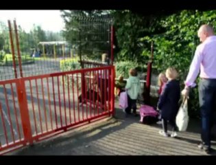 Jessica, malvoyante, doit conduire ses trois enfants en bus à l'école