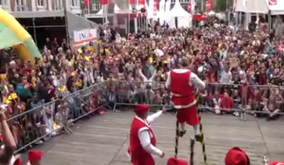 Des échasses du monde entier place d'armes à Namur.