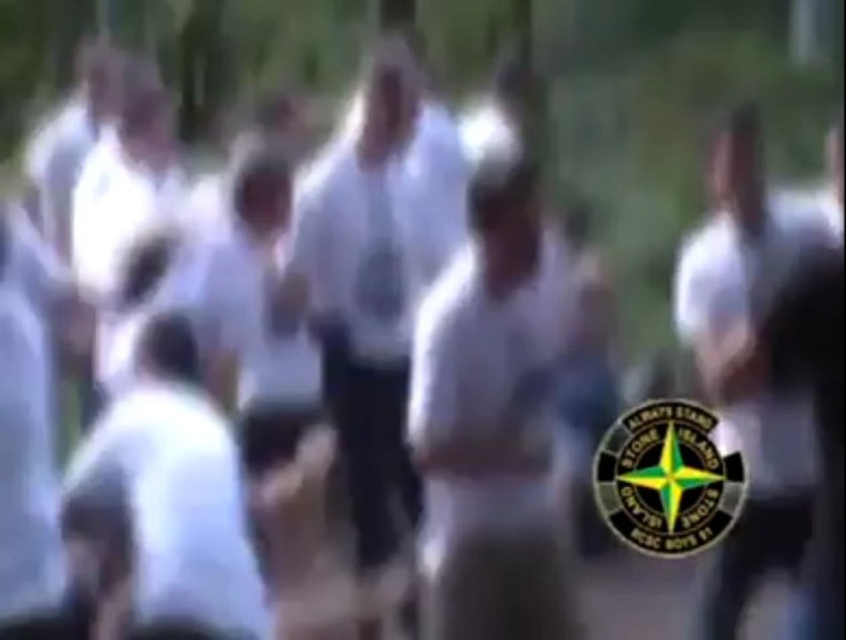 Baston entre les supporters de Charleroi (RCSC Boys) et le PSG