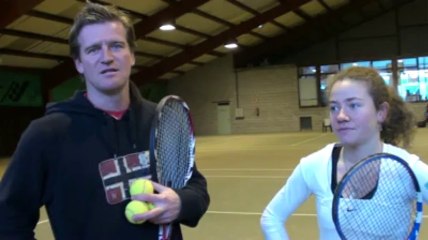 La Hutoise Eugénie Chapelle effectue un coup droit du gauche... à deux mains