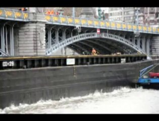 Deux barges ont été immobilisées sous le pont de fragnée à Liège