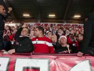 Les supporters célébrent Noël à leur façon