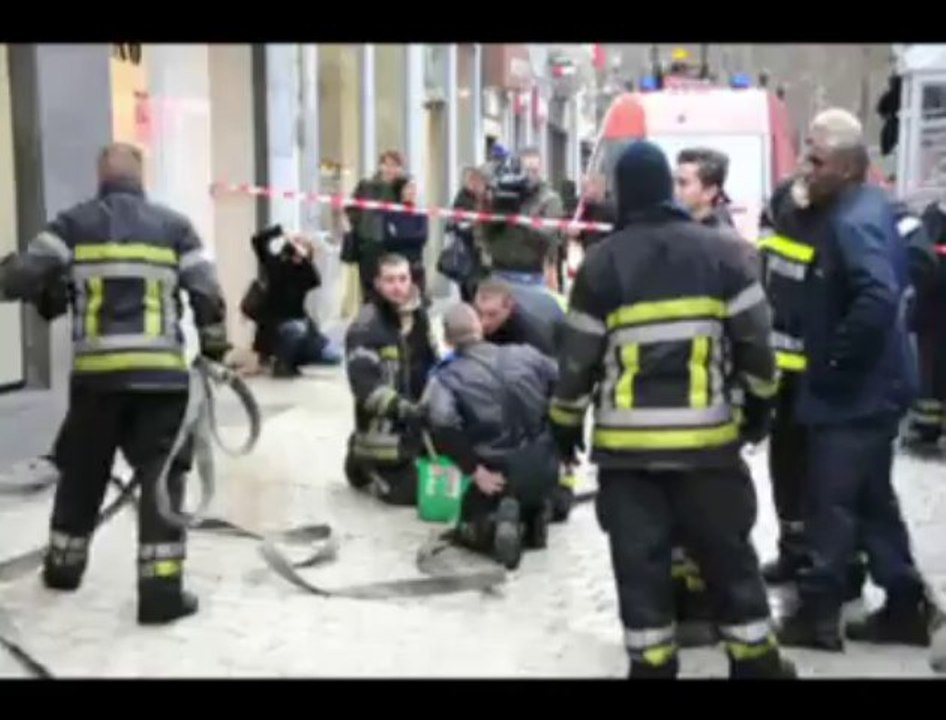 Les pompiers de Liège arrosent la façade du Mr en vinave d'ïle