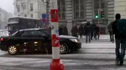 Bruxelles: la rue Royale sous la neige