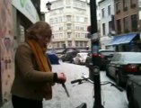 Bruxelles: Lisebeth explique comment vous devez attacher votre vélo