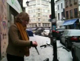 Bruxelles: Lisebeth explique comment vous devez attacher votre vélo