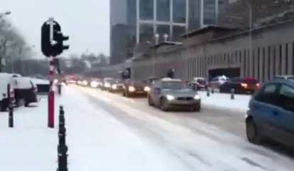 La neige bloque les routes à Bruxelles