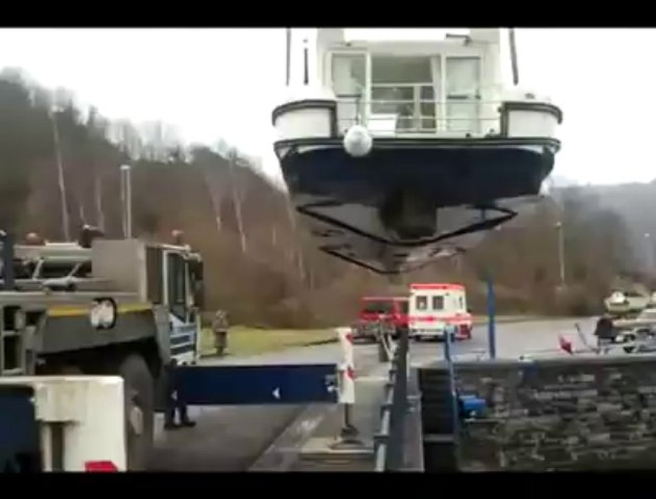 Huy: renflouage d'un bateau au port de Statte