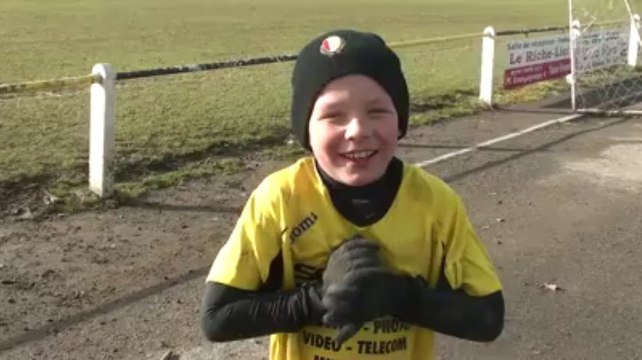 Foot: Paul-José Mpoku (Standard) rend visite aux enfants du stage d'Etienne Delangre à Villers