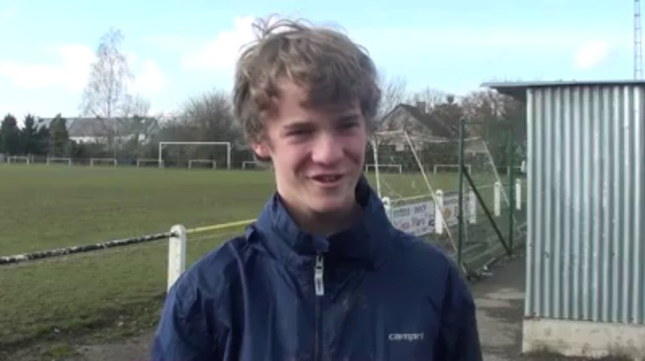 Foot: Paul-José Mpoku (Standard) rend visite aux enfants du stage d'Etienne Delangre à Villers