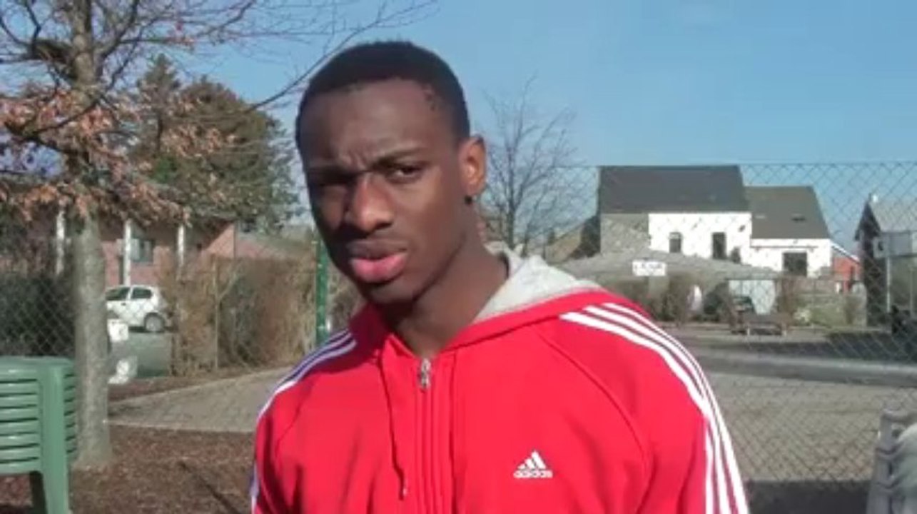 Foot: Paul-José Mpoku (Standard) rend visite aux enfants du stage d'Etienne Delangre à Villers