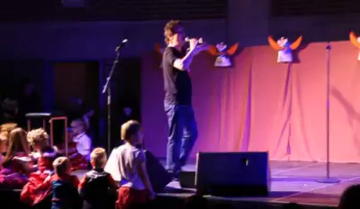 Estaimpuis: Bernard Minet a chanté son célèbre "Capitaine Flam"