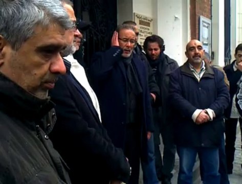 Attentat de la mosquée: la prière en groupe devant la mosquée