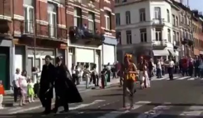 Isabelle Durant et son boubou africain au Carnaval de Schaerbeek