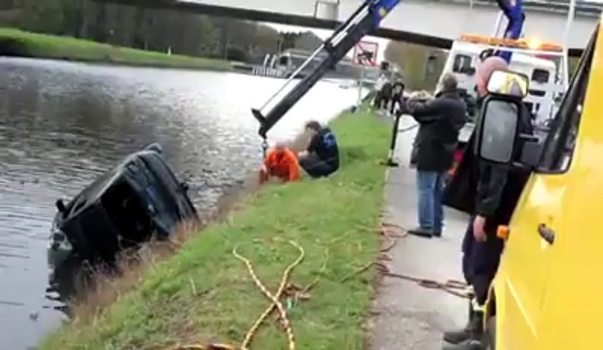Peche aux autos dans le canal Nimy Blaton à Mons