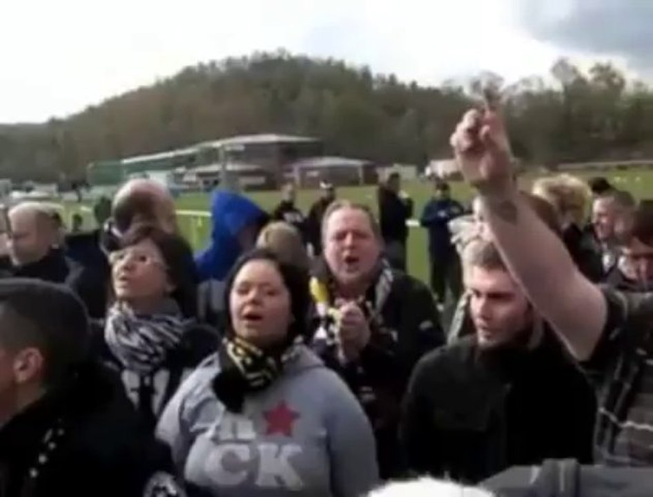 Charleroi: les supporters fêtent leurs Zèbres
