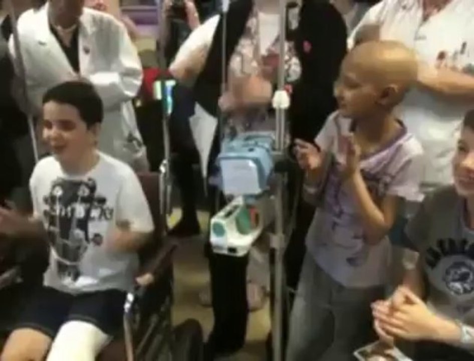 Télévie 2012 : M Pokora rend visite aux enfants malades de l'hopital Saint Luc à Bruxelles