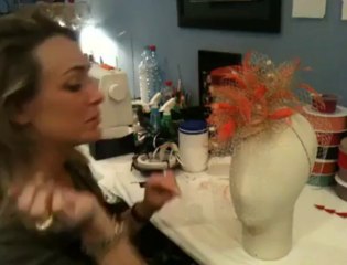 Mélanie Massoni présente ses chapeaux aux vitrines de l'Artisan à Bruxelles