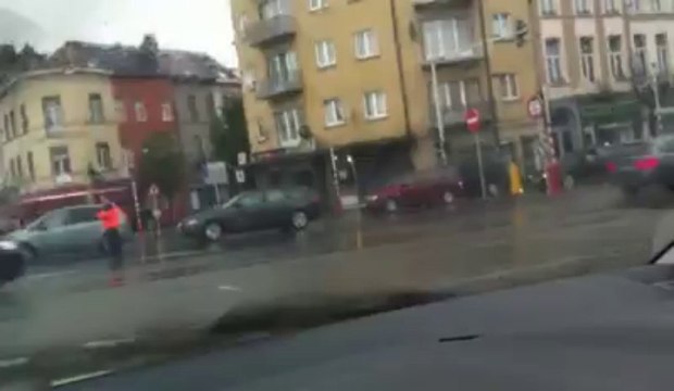 Pluie et feux en panne square Jules de Trooz à Laeken