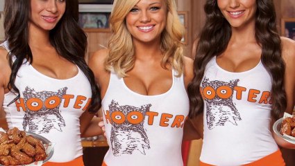 Kristen Stewart Finally Breaks a Smile… at Hooters!