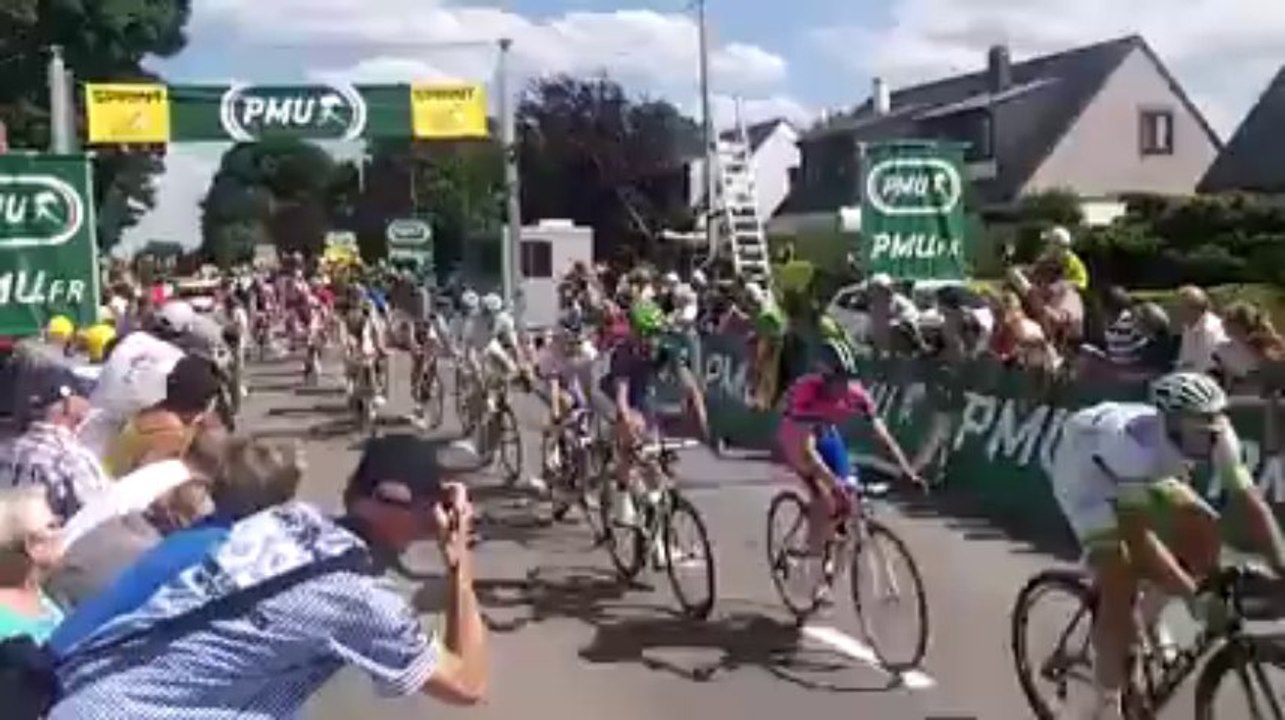 L'arrivée du peloton au sprint intermédiaire de Soignies.