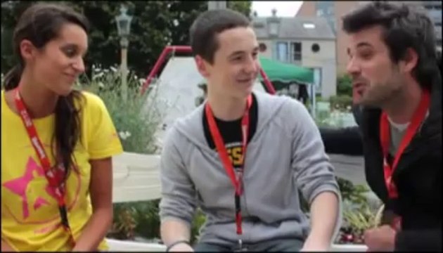 Francofolies: Adrien Devyver (RTBF) nous montre ses talents de danseur