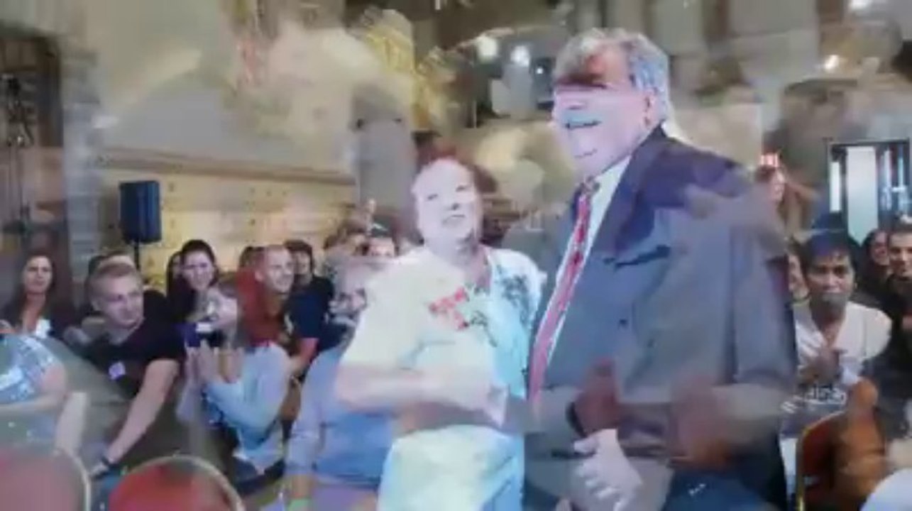 Freddy Thielemans danse avec la première serveuse de la chaîne Hard Rock Café