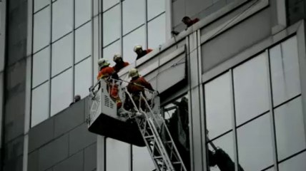 Le panneau d'un immeuble boulevard albert II menace de tomber