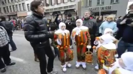 Elio Di Rupo vient danser au carnaval de Binche