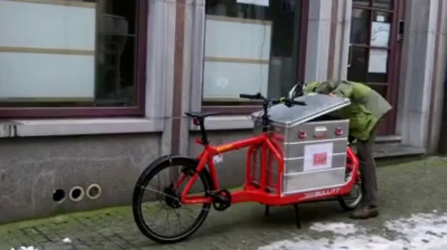 Un coursier montois livre dans Mons à vélo