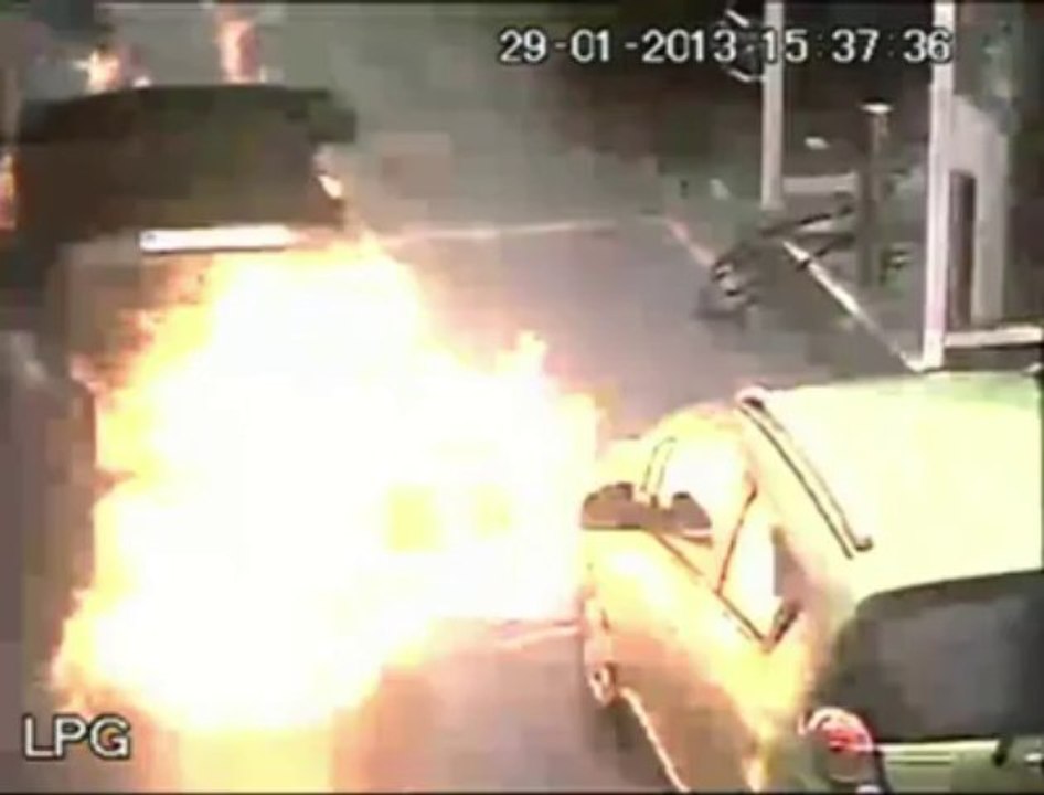 Explosion d'une voiture au LPG à la pompe à essence Piron à Herstal