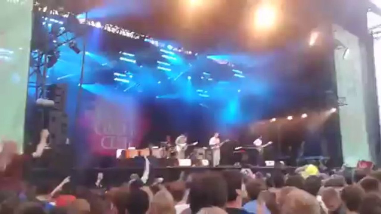 Two Door Cinema Club - Something good can work - Le Cabaret Vert 2013