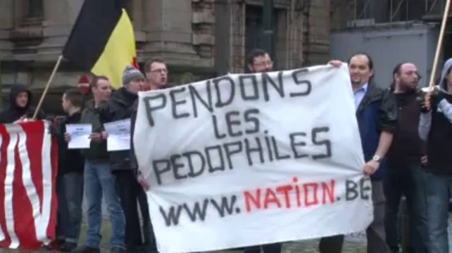 Des membres de NATION manifestent devant le Palais de Justice