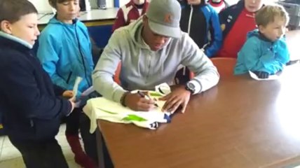 Michy Batshuayi (Standard) en visite à Villers au stage d'Etienne Delangre