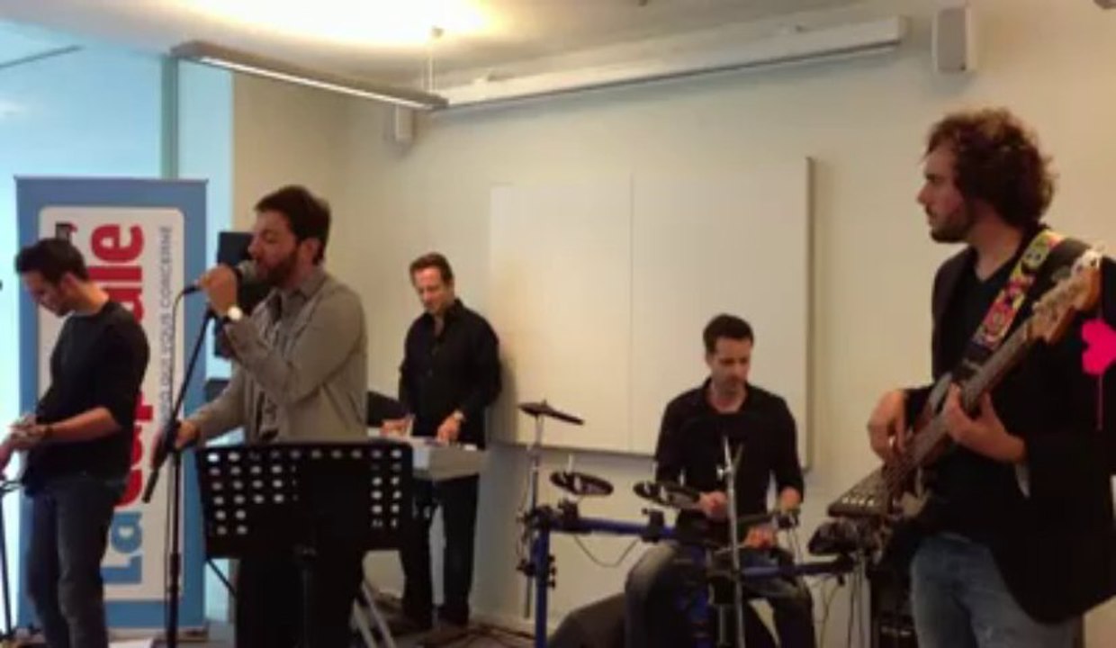 Michael Meers donne un concert privé à La Capitale avec son groupe "The Paycocks"