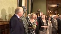 Le couple royal découvre ses bustes au Sénat