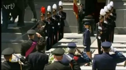 Le Roi rend hommage au Soldat inconnu