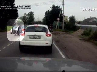 Así reprendió un hombre en Rusia a un conductor que usaba su celular mientras manejaba
