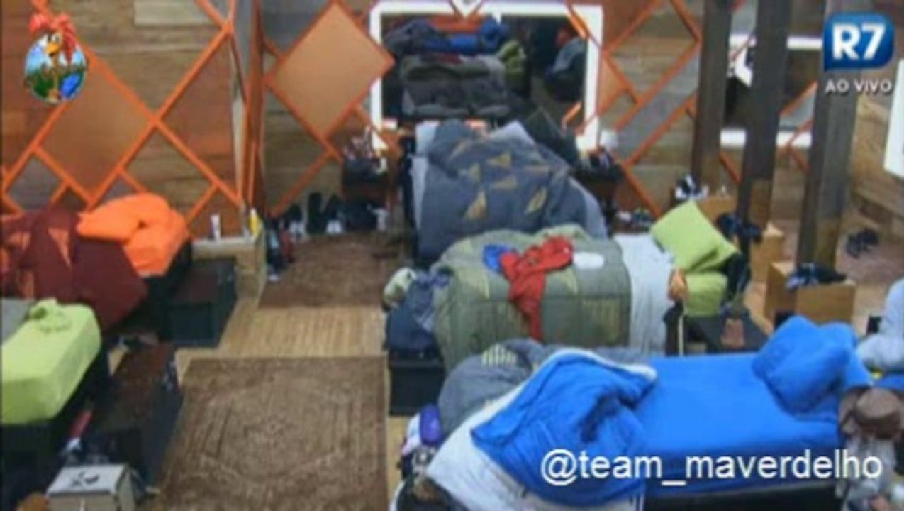 Barbara e Mateus conversando no quarto. Noite 27/08