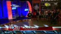 La chica del antifaz canta en Las Noches Del futbol