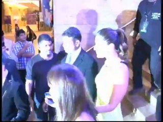 uncut:Kareena and Karishma at lfw for vikram phadnis